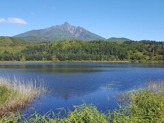 青々とした水面にはやはり利尻富士が写っています