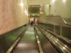 10：57　副都心線　東新宿駅
東京の地下は複雑で、地下鉄は新しいものほど深い所を走ってます、エスカレータが長いよ。
