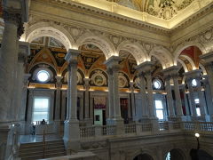 議会図書館到着
中は自由に見学できます。
ガイドツアーもあり、受付に行けば参加出来ます！


写真はイタリア・ルネサンス様式の大ホール

