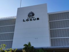 さて、2泊するホテルは島の西
パイナガマビーチ近くにある「LOCUS」
綺麗で清潔感のあるホテルです。
517号室で伊良部大橋と伊良部島が見渡せるビューです。