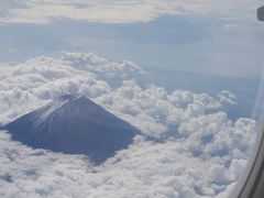 温暖化でパワーアップした台風の影響がやっと去った10月下旬。快晴の富士山が機内からきれいに見えます。