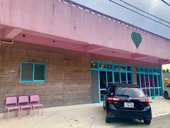 こちらはホテルに向かう途中に立ち寄った、沖縄県産フルーツを使ったジュースやスムージーが飲めるカフェ"マジェンタンブルー"

インスタで見つけて絶対に行きたかったお店！

ピンクの屋根＋ターコイズブルーの窓の、ポップな可愛さにきゅん♡♡♡