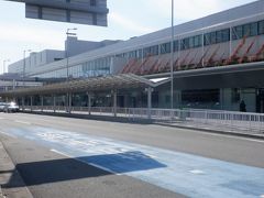 11時過ぎに福岡空港に着きました。ここからスカイマーク系列のスカイレンタカーの営業所さんへのワゴン車に5分ほど乗り大宰府へ出発します。