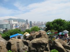 高速バスに乗って釜山に着きました。まず、南浦洞の龍頭山公園に来ました。後で写真を載せますが、ダンスのフェスティバルをやっていて楽しかったです。