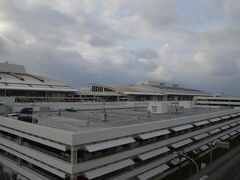 ゆいレール那覇空港駅からみた那覇空港のターミナル。