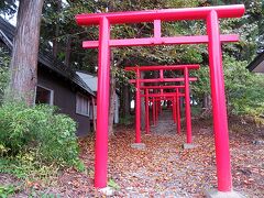 　烏帽子山公園の一角には烏帽子山八幡宮がある。赤い鳥居が並んでいるとつい先へ進んでみたくなってくる。