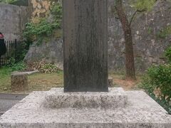 入口近くに石碑が1つ建っていました。


▽国王頌徳碑(こくおうしょうとくひ)/かたのはなの碑
琉球王国第二尚氏王統第4代国王・尚清(在位：1527-1555年)の徳を讃えて造られた石碑。
1543年建造。
沖縄戦で破壊後、2006年(平成18年)復元。

尚清王が首里城から聖地の弁ヶ嶽へ続く参道を整備したことを讃えた物だそうです。
弁ヶ嶽は全域が弁之御嶽(ビンヌウタキ)として信仰の対象になっている山。
ここにあるのは複製で、現存する一部は沖縄県立博物館に所蔵されています。
