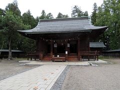 　上杉謙信にあやかって開運招福・諸願成就のご利益があると言われる「上杉神社」の境内も拍子抜けするほど人が少なく静かだった。拝殿前には等間隔に草履が並べられていたが、これは新型コロナウィルス感染防止のため、参拝者がソーシャルディスタンスを保てるように配慮したものであろう。
