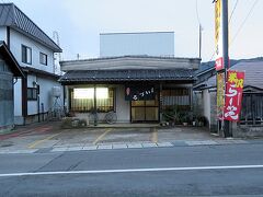 　空腹になったので近くで食事をしていくことにする。地図で見ると近くに食事をするところが点在しているがあまり選択肢はなさそう。私は米坂線の踏切の近くにある「まいづる食堂」に入ることにした。
　この店は外観は平凡だが、店内は典型的な昭和の大衆食堂といった風情。それほど寒いとは思わないがストーブがつけられていた。