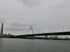 ＮＴＴの鉄塔が見えますね。
「豊里大橋」のま近くです。
大阪市では初の本格的な斜め張り橋で中央スパン２１５ｍは当時日本最長でした。
