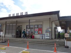 湯田温泉駅から湯田温泉まで1キロぐらい離れていて駅のまわりは閑散としています。