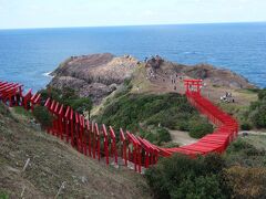元乃隅稲成神社の赤い鳥居と海の青さとのコントラスト