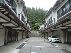 「越前大仏」：駐車場から境内への門前町は閉店、人は居ません