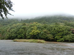 続いてやってきたのは、吹き割れの滝。東洋のナイアガラと称されている国指定天然記念物らしいです。山の中に入っていくと、広大な景色がひろがります