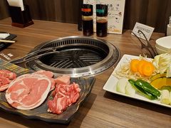 夜ご飯はジンギスカンです

ほんとは羊羊亭に行きたかったのですが、予約がいっぱいでした。
予約いっぱいも泣けてきますが、がらがらも不安になります