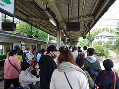 松島海岸駅に到着です。仙台から大体40分ぐらいでしょうか。やはりここで多くのお客さんが降りました。