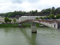 ザルツブルク市内を流れ、新市街と旧市街に分断するザルツァッハ川。その川にかかるマカルト橋は歩行者専用橋。