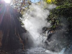 天然足湯に到着。ズボンを膝までまくり、裸足になって足を川の中へ。うーん。。。絶妙の湯加減で、とても気持ちいいです。