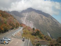 南島原市から雲仙へ上り、「仁田峠循環道路」（一方通行）に入ります。入口で環境保護のための協力金を払います（強制ではありませんが、一台100円目安です）。
循環道路では二か所見所があります。まずは仁田峠第二展望所へ。小さな駐車場と展望所にトイレがあり、平成新山が見えます。
Go Toの効果なのか、観光客が多く、駐車場に車を止めるのも一苦労。

＊仁田峠には展望所が二か所あります。一つはこの第二展望所。もう一つはもう少し進んだ先にある第一展望所です。