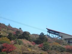 駐車場から見た写真は雲仙ロープウェイの仁田峠乗場です。駐車場からゆるいスロープを上ること５分程。今まで訪れたときはスルーしていましたが、今回は乗ってみます。