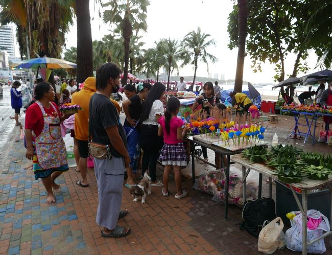 クラトンを売る人達が歩道を占領しています。