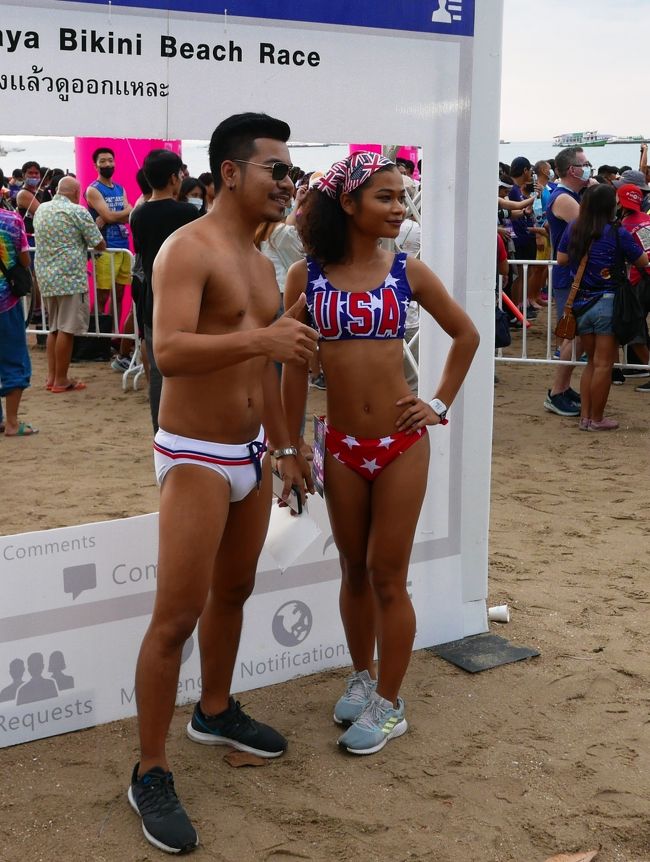 すでに大勢のビキニマラソンランナーが整列していました。