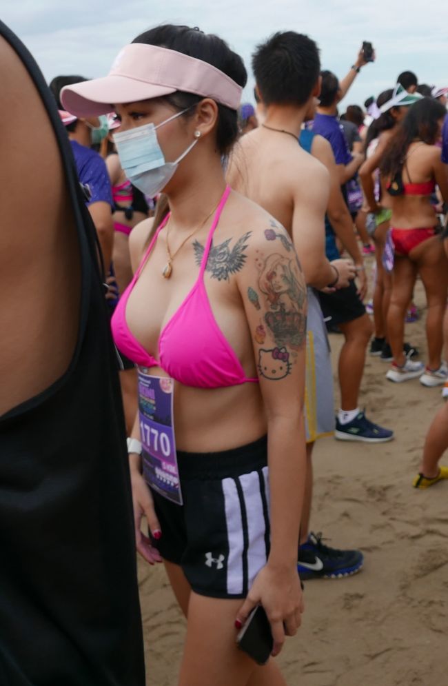 おっと巨乳だ！．．．これがビキニマラソンだ！．．．刺青+