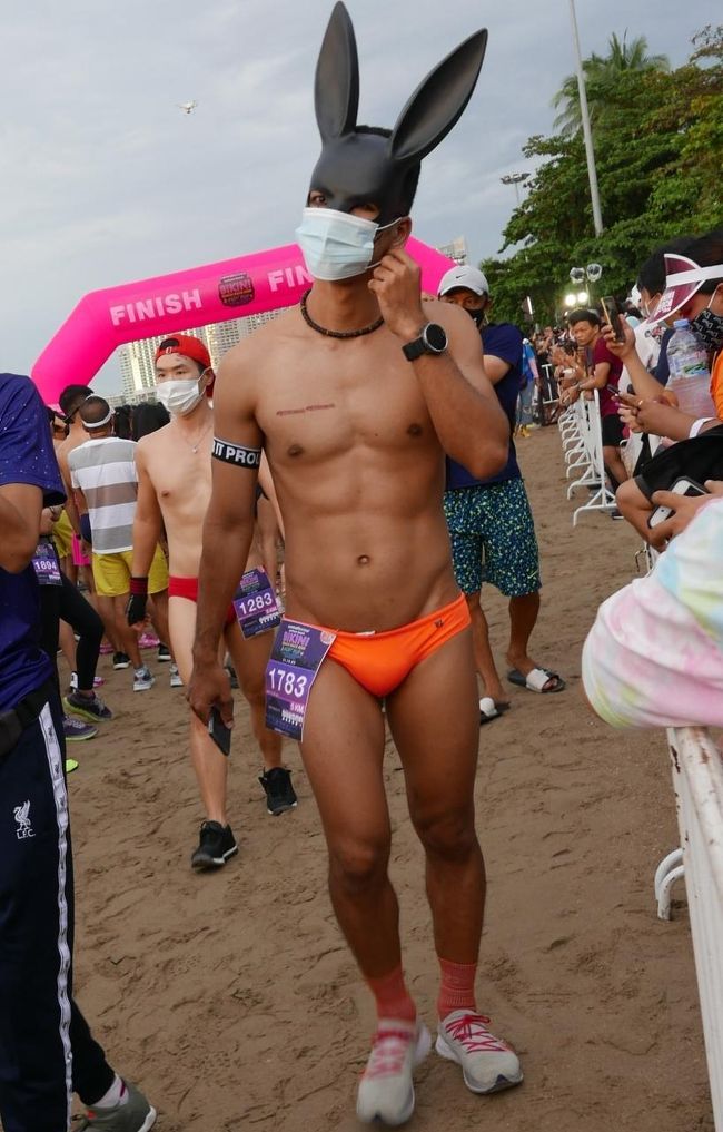 ムキムキ.モッコリ.マン　これがビキニマラソンだ！