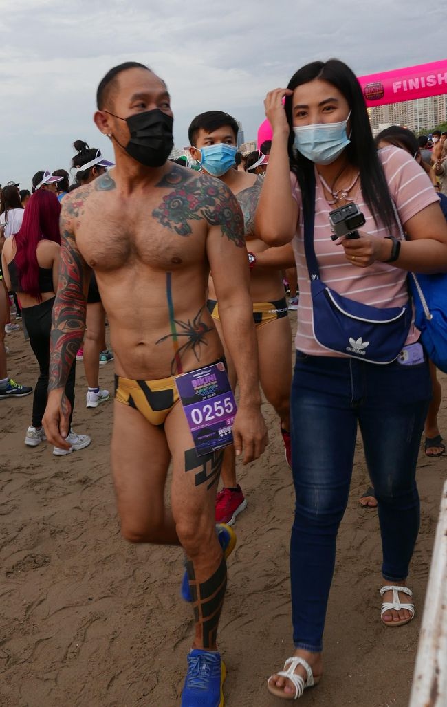 ムキムキ.モッコリ.マン　これがビキニマラソンだ！<br />インタビューを受けていましたが6名程、日本人？皆さん刺青付きだよ。