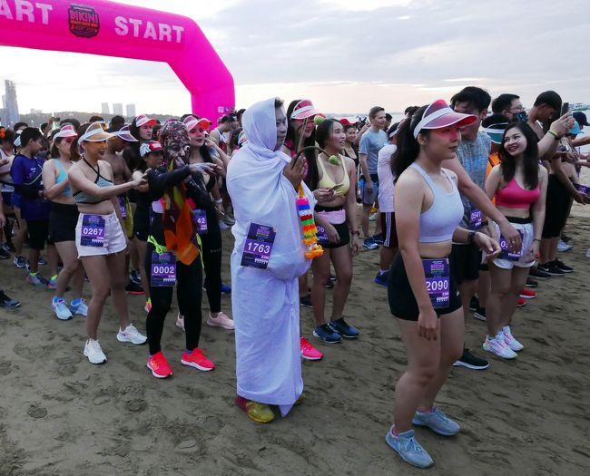 転倒を避けるために100名程で一旦止めます。<br />総勢1300名が走るそうです。