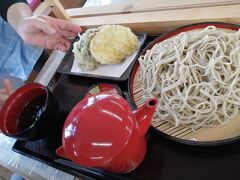 お昼は道の駅の中にある麺工房かたくりで、
手打ちでおいしいお蕎麦でした。