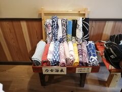 宿につきました。宮本家です。
元力士のオーナーなので、相撲に関するサービスが面白い。
こちらは力士浴衣です。こちらは男性用。
父は青海波という柄を選択