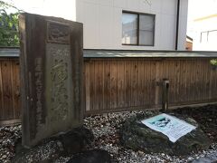 蒲原夜之雪記念碑
やはり旧東海道は、駅前の広い道路より北側でした。
蒲原夜之雪記念碑を見つけました。

