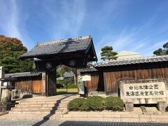 正雪紺屋の向かいは、由比本陣公園。
本陣らしく、立派な門構えです。
折角なので中を見学してみようと思います。
