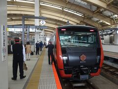 新潟発坂田行、新潟・庄内の食と景観を楽しむ列車「海里」です