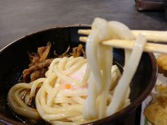 羽田空港第2ターミナルの「うどん若林」でうどんを朝食として食べます！…天ぷらもうどんも味がまずくはなかったけど、いまいちな感じでした。