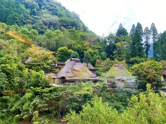 窓に寄ってみたら川向こうの雅叙園が見えました。
そういや、30年ぐらい前に宿泊しました。今はルレエシャトー加盟になり天空の森と同じ経営です。
うろ覚えですが茅葺の家が客室で囲炉裏があり寝室は2階だったような。
鶏が敷地内をうろうろしていました。
今回、夫は雅叙園と迷ったそうだけど石原荘は楽しめました。