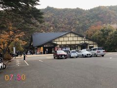 7:30　「鳴子峡レストハウス」へ。ここに車を止めていきます。
駐車場500円。
誰もいないかなと思ったら、とんでもなかった。
既にかなり車が止まっていて、びっくり。