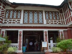 ビルマ建国の父と呼ばれるアウンサン将軍の家だった建物を改装してレストランにしている。ミャンマー料理のコースを中心に提供される。