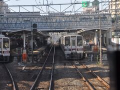 　中板橋駅で先発の各駅停車を追い越します。