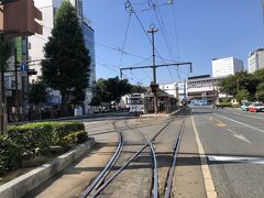 初めての路面電車

城下から岡山駅まで利用してみました。
道路の真ん中から電車に乗るの
変な感じ！
