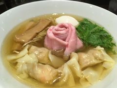 仙台駅のエスパルにあるラーメン屋さん。ミシュラン仙台2014？にも載っていたらしい←友達曰く。とっても煮干しかいりこの風味のパンチの効いたラーメンで美味しかったです！写真は全部のせ塩ラーメンです！1200円くらいでした。