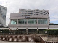 東京・お台場『Hilton Tokyo Odaiba』

『ヒルトン東京お台場』の外観の写真。

8月に宿泊しました。

Go To～のお陰か混んでます。ここからでもガラス張りのプールエリア
【庵スパ TOKYO】アクアゾーンには多くのゲストが見えました。

<『ヒルトン東京お台場』宿泊記 ① 新型コロナ感染拡大防止対策をし、
2020年8月に営業を再開したクラブラウンジ【エグゼクティブラウンジ】
のアフタヌーンティーのフード＆ドリンク>

https://4travel.jp/travelogue/11636960

<『ヒルトン東京お台場』宿泊記 ② おすすめの眺望！
最上階のスイートルームのバルコニーからは東京タワー＆
レインボーブリッジが真正面に♪限定ビールで乾杯>

https://4travel.jp/travelogue/11641353

<『ヒルトン東京お台場』宿泊記 ③ 【エグゼクティブラウンジ】の
カクテルタイムはサンセットを見るためにテラスで♪
ワンプレート以外の食べ物も！ビアガーデン「フォレストパーク」、
ショップ【シースケープ スイーツ＆コーヒー】のスイーツ>

https://4travel.jp/travelogue/11643302

<『ヒルトン東京お台場』宿泊記 ④ オールデイダイニング
【シースケープ テラス・ダイニング】の朝食ブッフェ♪
ヒルトン・オナーズのダイヤモンド会員無料！【庵スパ TOKYO】内の
フィットネス＆アクアゾーン（屋内温水プール、屋外ジェットバス、
屋内ジェットバス、ドライサウナ、アロマミストサウナ）>

https://4travel.jp/travelogue/11647224