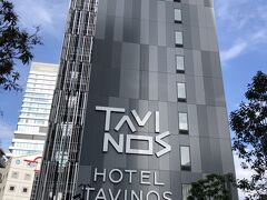 東京・竹芝『HOTEL TAVINOS』

2019年8月1日にオープンした『ホテルタビノス浜松町』の
外観の写真。

こちらのホテルは初めて知りました。ホテルのサインが超ー目立つ。

羽田空港（東京国際空港）へもアクセス抜群で旅の拠点としても
人気のエリア「浜松町」。
「東京」「品川」といった主要駅へも電車で約10分とアクセス抜群。
お台場や東京タワーといった、観光地にもほど近く、東京観光の
拠点として最適な立地です。

大画面のサイネージが目を引くAIを利用したコンシェルジュ
「TAVINOSHIORI（タビノシオリ）」。
最新式の「オートチェックイン/チェックアウト機」、希望に合わせて
部屋の指定ができる「宿泊予約システム」など、
あなたの旅をサポートする、充実したサービスをご用意しています。

壁から床まで、部屋全体が“MANGA（マンガ）”をモチーフに
デザインされたユニークなゲストルーム。
楽しみつつも、リラックスした時間をお過ごしいただけるよう、
細やかな工夫を施しております。

＜アクセス＞
ゆりかもめ　竹芝駅　2B出口より徒歩約1分（直結）
JR　浜松町駅　北口より徒歩約8分

都営大江戸線　大門駅　B2出口より徒歩約8分
 （EV利用B4出口より徒歩約8分）
東京モノレール　浜松町駅より徒歩約8分