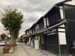 「夢京橋キャッスルロード」に出てきました。彦根城のお堀にかかる京橋からのびる道で、白壁と黒格子の町屋風に統一された街並みは、江戸時代の城下町をイメージしています。