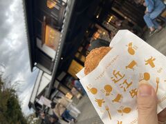 千成亭で近江牛コロッケをいただきました。100円と超お安く、美味しいの☆☆☆
精肉店のお肉もすごく良さげだったけど、すでにお土産がたくさんあるのでまたの機会に。レストランも気になるな。
https://www.sennaritei.co.jp/