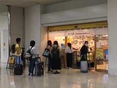 予定通り11:30に空港到着。1階の友人のおすすめのポーたまのお店を目指しましたが、長蛇の列で諦めます。
まずレンタカーを借りに向かいます。

ポー玉那覇空港 国内線到着ロビー店
〒900-0014沖縄県那覇市鏡水150　那覇空港国内線ターミナルビル１F
TEL	098-996-3588
7:00 am - 22:00pm