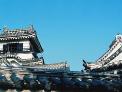 高知駅には14時13分に到着。
まずは、市内にある高知城跡へと向かう。
高知城は、土佐藩初代藩主・山内一豊により築かれた城で、江戸時代の建物が天守、本丸御殿などを含め15棟も現存している。
その古風な天守は一見の価値がある。