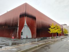 ねぶたの家 ワ・ラッセ

駅まで戻ってまずはワ・ラッセへ。
青森駅から徒歩2,3分。
駅の東口を出ると左手に特徴的な建物が目に入ります。