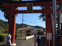 参道にはお土産屋さんが両側にずらりと並んでいて壮観でした。人出もまあまあありました。